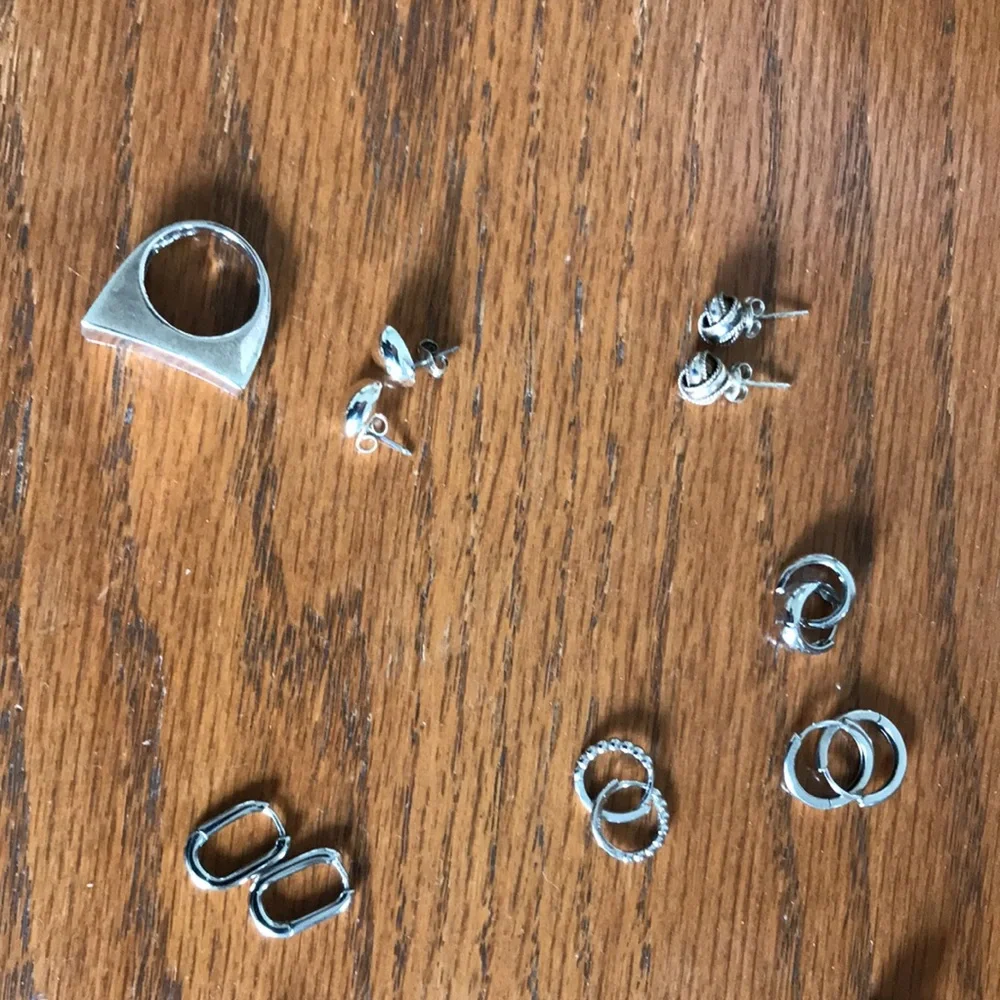 Assorted chains, earrings and ring - Picture 5 of 11